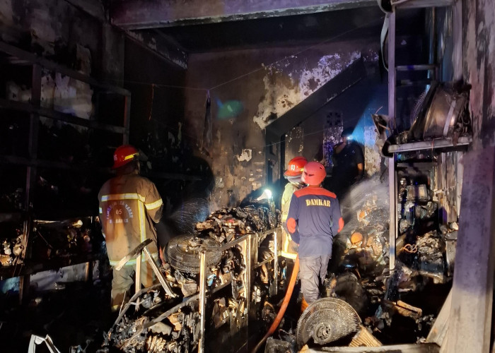 Ruko Elektronik di Depan Pasar Sungailiat Terbakar