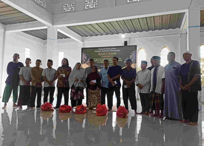 Pererat Ukhuwah, Yayasan dan Pengurus Masjid Darussalam Salurkan Santunan untuk Warga Karya Makmur