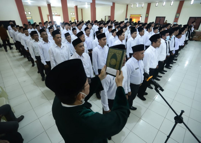 KPU Babar Lantik 198 PPS, Ini Harapan Wabup Bong Ming Ming