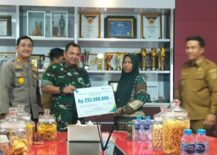 Nelayan Korban Kecelakaan Laut Terima Santunan dan Beasiswa untuk Anak 