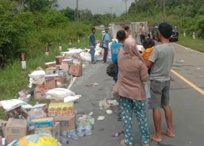 Truk Sembako Terbalik di Desa Jeriji, Beras, Terigu, Minyak Goreng Berserakan di Jalan