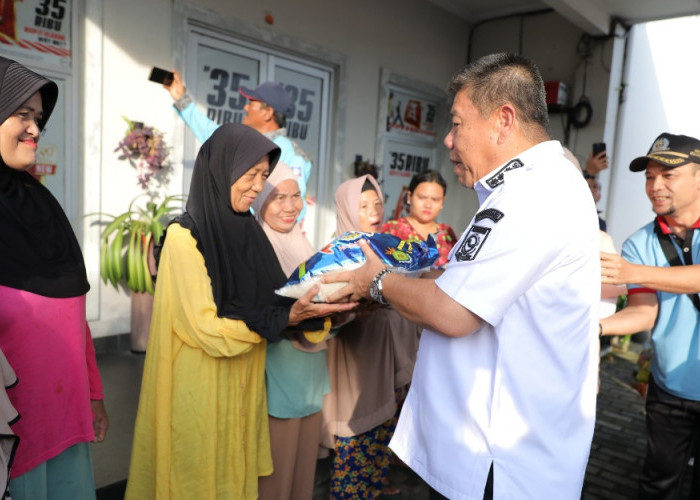 Berbagi Kebahagiaan Hari Jadi ke-25 Babel, Gubernur Hidayat Bagikan Ratusan Sembako di Pasar Kampung Asam