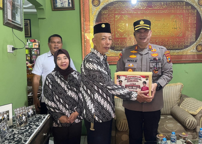 Peringatan Hari Bhayangkara ke-80, Kapolresta Pangkalpinang Anjangsana ke Purnawirawan dan Warakawuri