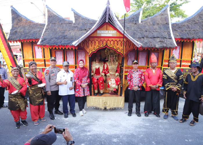 Ekpresi Kerinduan Kampung Halaman, IKMB Usung Miniatur Rumah Gadang dalam Karnaval HUT RI