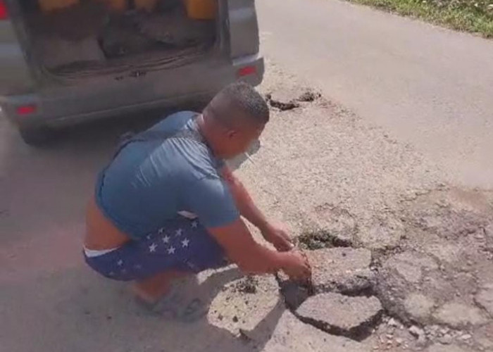 Motor Sering Jatuh Karena Lobang, Bapak Ini Perbaiki Sendiri Jalan Rusak