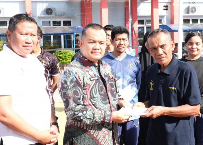 Kanwil Kemenkum Babel Wujudkan Empati Melalui Penyerahan Dana Sosial Suka dan Duka Cita kepada Pegawai