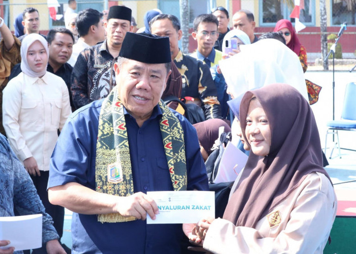 Dorong Pemerataan Dukungan Pendidikan di Babel, Gubernur Hidayat Arsani Salurkan Bantuan Sekolah