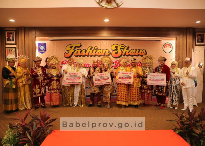 Meriahkan HUT ke-23 DWP, Pejabat Eselon II dan Istri 'Fashion Show' Busana Adat Nusantara 