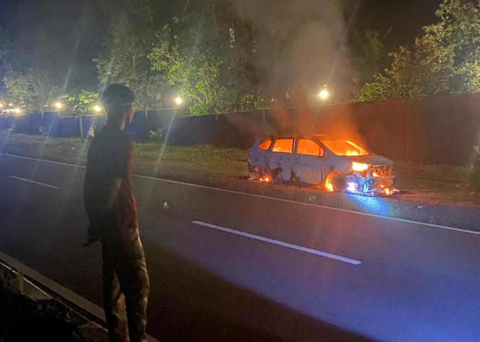 Duar!! Mobil Xenia Meledak di Samping Hotel Soll Marina, di Dalamnya Ada Tulang Manusia