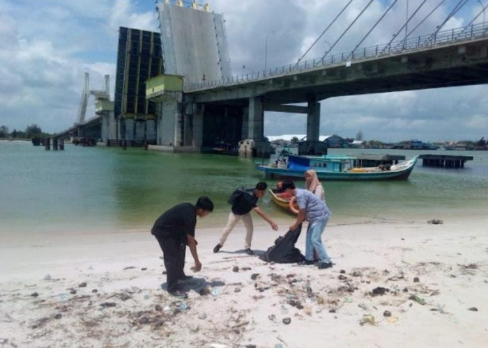 Mahasiswa Perencanaan Wilayah dan Kota UBB Bersihkan Pantai Kuala Indah 