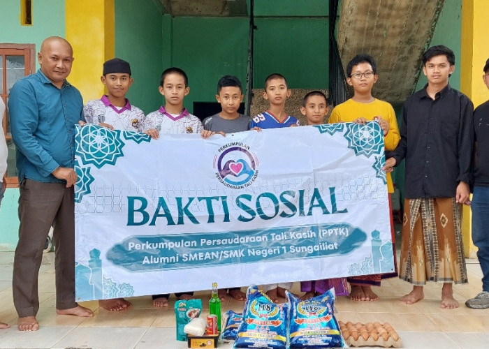 PPTK SMWAN/SMKN Sungailiat Bersama  PWI Basel Salurkan Bantuan Sosial ke Empat Pondok Pesantren di Toboali 