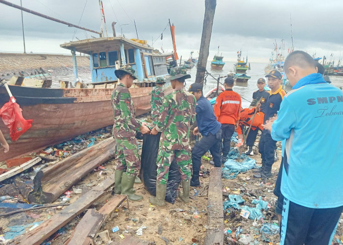 Karya Bhakti, Kodim 0432/Basel Bersihkan Saluran Air di Tanjung Ketapang