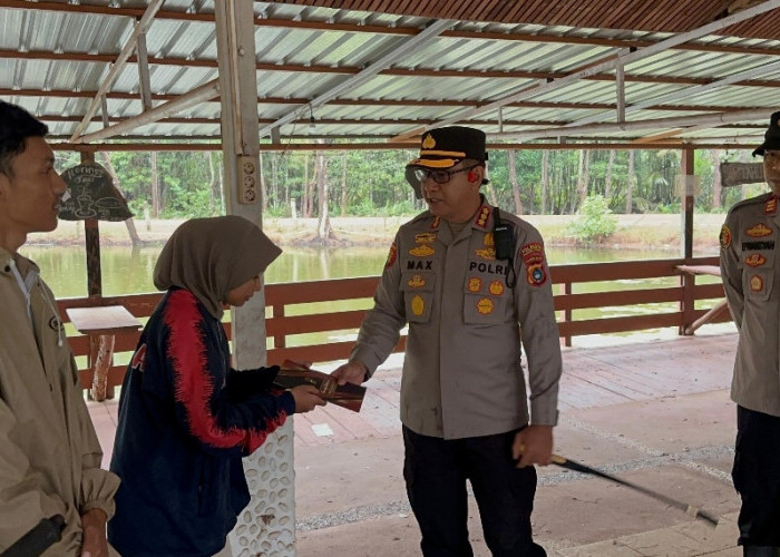 Tinjau Lokasi Terdampak Cuaca Buruk, Kapolresta Pangkalpinang Salurkan Bantuan Langsung