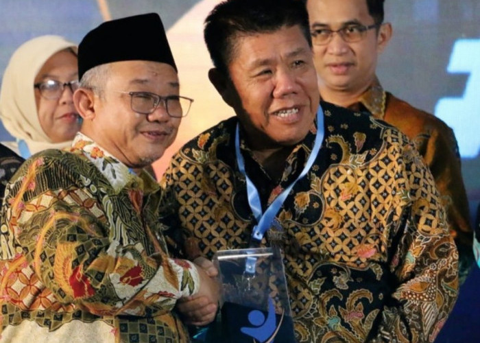 Gubernur Babel Hidayat Arsani Raih Penghargaan Terbaik 1 Validitas Data Pendidikan Nasional