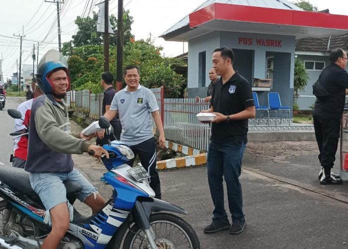 Kadivpas dan Kalapas Pangkalpinang Beserta Jajaran Bagikan Bansos Program Jumat Berkah