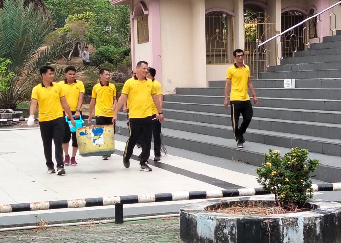 Jumat Bersih: Polres Bangka Bersihkan Masjid Agung Sungailiat
