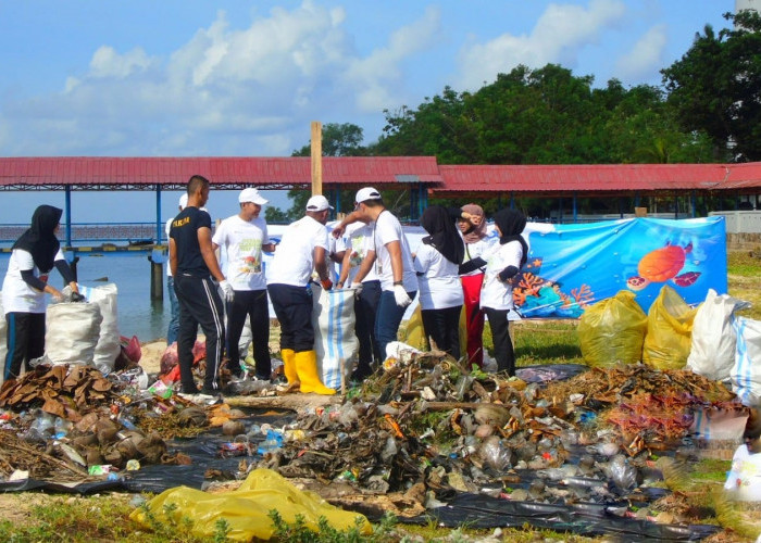 ASDP Tanjung Kalian Berhasil Angkat 1 Ton Sampah di Pesisir Pantai