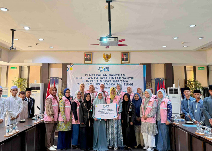 GM PLN Babel Serahkan Bantuan YBM PLN Program Beasiswa Cahaya Pintar untuk Santri Kurang Mampu