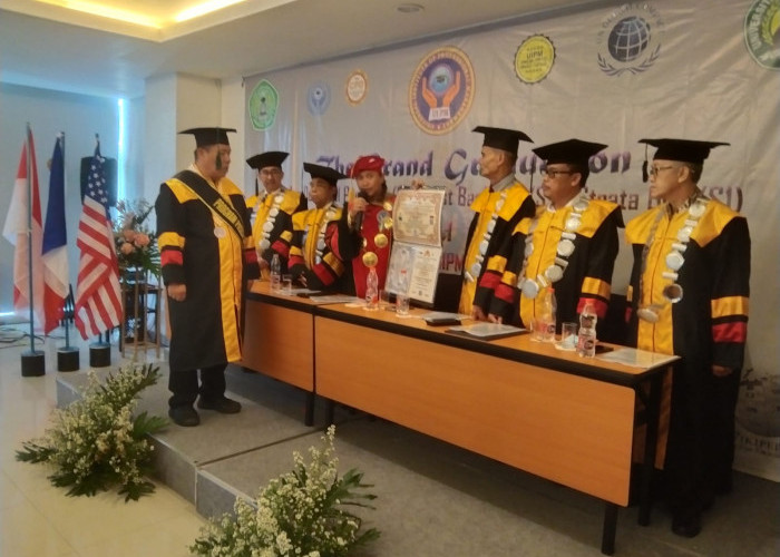 Teringat Orang Tua saat Diwisuda Doktoral UIPM, Hidayat Arsani Menangis 