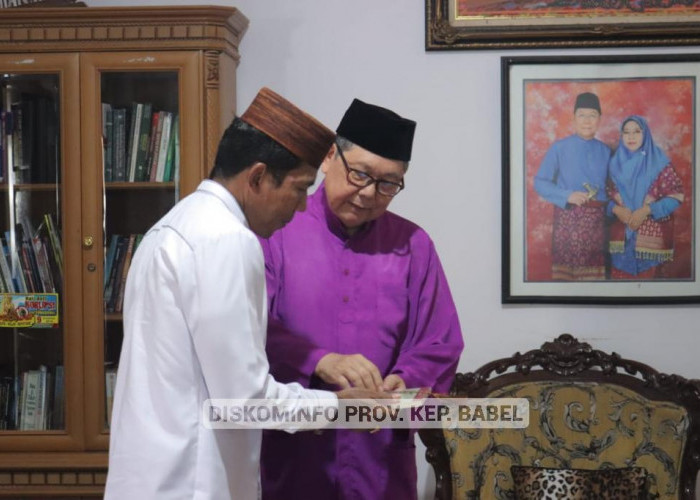 Safari Lebaran ke Kediaman Bustami Rahman, Pj Gubernur Pulang Bawa Petuah dan Buku