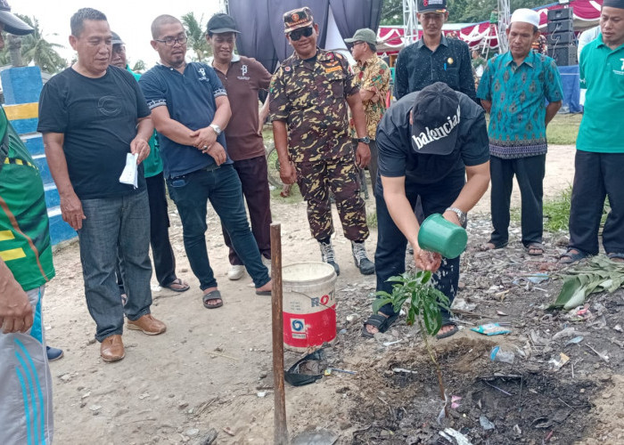 Kanwil Kemenag Babel Tanam Pohon Buah di Desa Terak Dalam Tsyakuran HAB ke-79 Kemenag RI