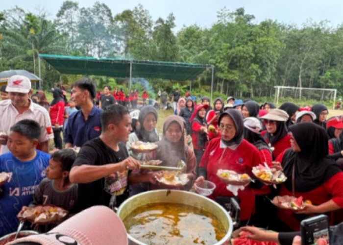 Honda Babel Berbagi Kebahagiaan: Ratusan Porsi Masakan untuk Warga Sinar Manik