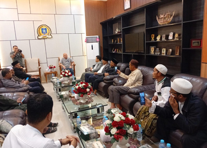 ​Dihadapan Aliansi Umat Islam, Ketua DPRD Babel Pastikan Siapkan Solusi Antrean Panjang BBM di SPBU