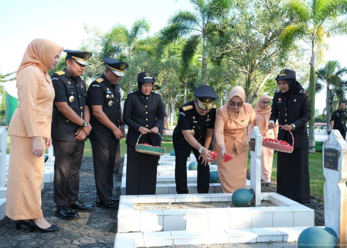 Kakanwil Kemenkum Babel Pimpin Upacara Tabur Bunga di TMP Pawitralaya dalam Rangka HUT Pengayoman ke-80