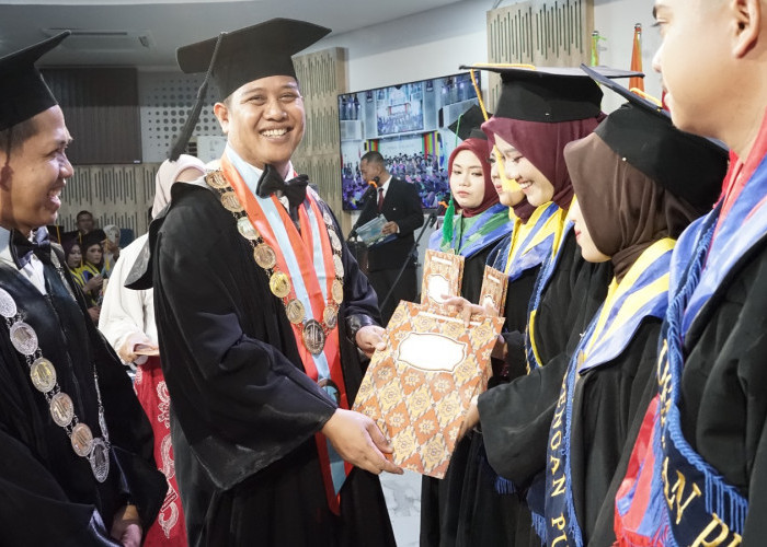 UBB Wisuda 277 Sarjana dan Magister, Rektor Prof. Ibrahim Beri Pesan Ini