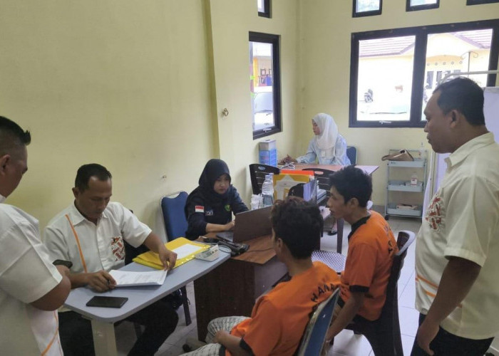 Polda Babel Limpahkan Berkas 2 Tersangka Kasus Penyelundupan Pupuk Subsidi Asal Lampung Ke Kejari Koba