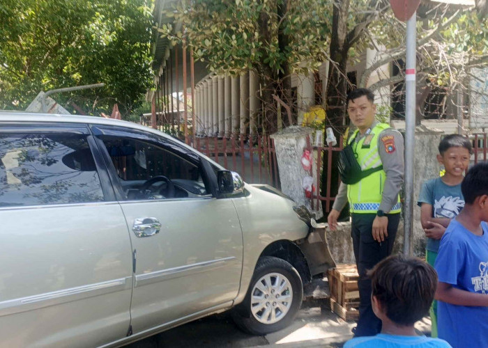 Sandal Sopir Nyangkut di Pedal Gas Innova, Nyawa Orang Sedang Duduk di Trotoar Jalan Mentok Melayang