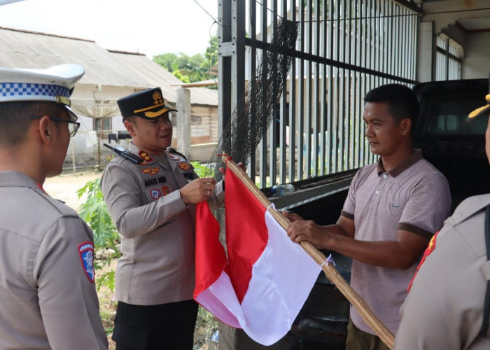 Kibarkan Semangat Patriotisme, AKBP Agus Arif Bagikan Bendera Merah Putih ke Masyarakat 