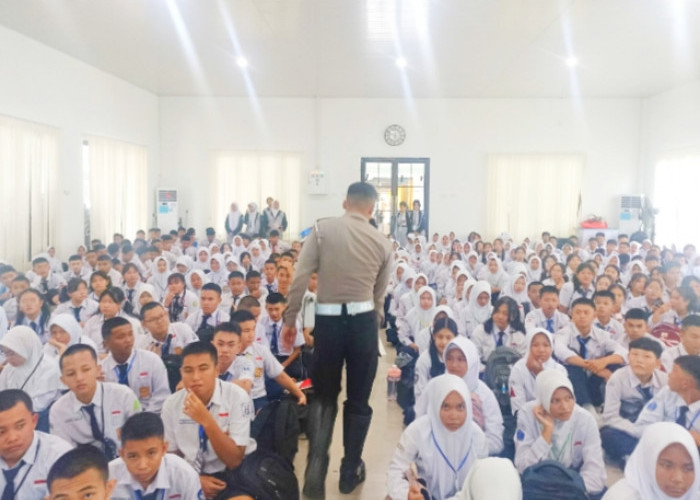Satlantas Edukasi Berlalu Lintas Siswa SMK 1  Sungailiat 