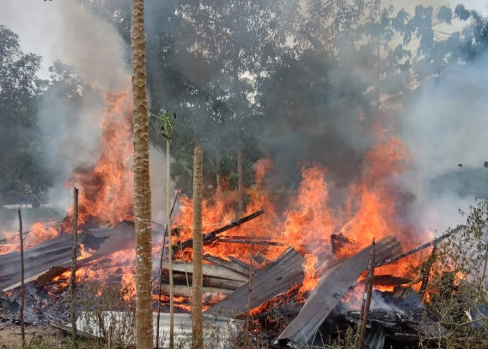 Kasihan, Dilalap Api, Rumah Nenek di Peradong Tinggal Puing