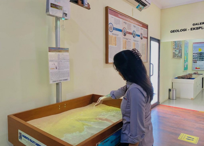 Asyiknya Bermain Pasir Kuarsa dengan Teknologi Topografi Augmented Reality di Museum Timah Indonesia