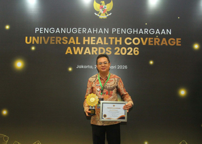 Dukung Program JKN, Bupati Markus Dapat Penghargaan UHC Award