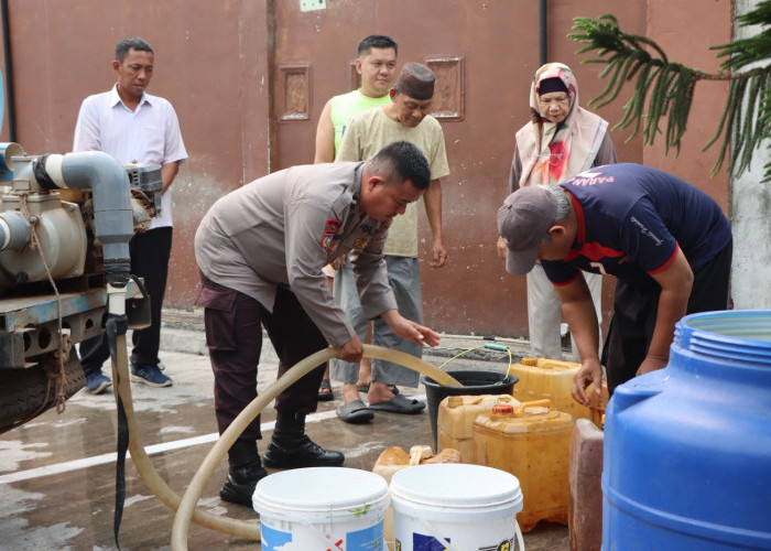 Polres Bangka Bagi Air Bersih di Sungailiat hingga wilayah Polsek