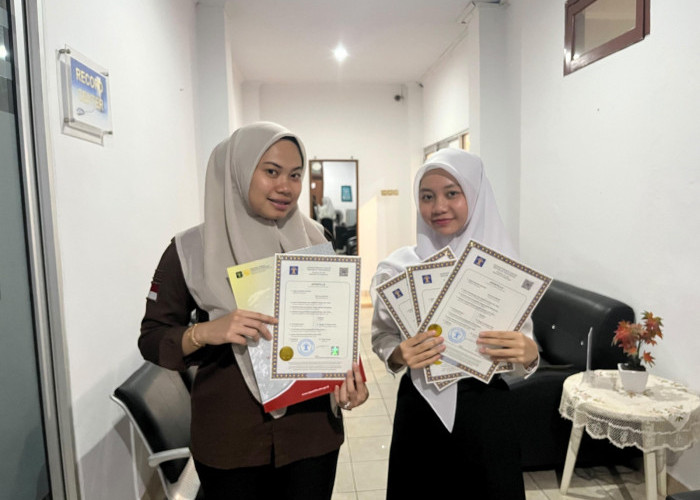 Kanwil Kemenkum Babel Serahkan Empat Sertifikat Apostille untuk Mendukung Beasiswa ke Korea Selatan