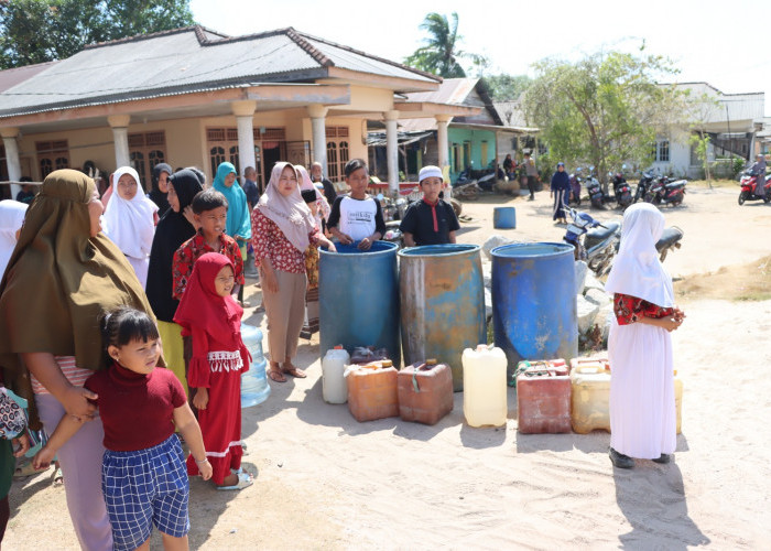 Desa Kulur Krisis Air Bersih, Polres Bangka Tengah Distribusi Air Bersih dan Sembako