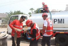 Sinergi PMI dan Satpol PP Bangka Salurkan 15.000 Liter Air Bersih untuk Warga