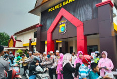 Polres Bangka Bagikan Takjil Gratis ke Ojol dan Warga 