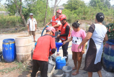 PMI Bangka Salurkan 15.000 Liter Air Bersih ke Warga Terdampak Kekeringan Sungailiat  