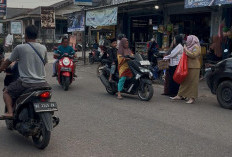 Jajaran Pegawai dan Staf RSUD Kriopanting Bagikan 250 Takjil kepada Masyarakat 