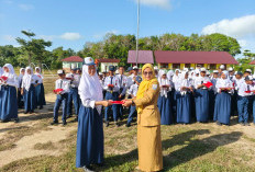 Tumbuhkan Rasa Cinta Tanah Air, Bakesbangpol Basel Bagikan Bendera Merah Putih ke Sekolah 