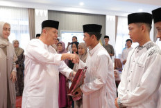 Safari Ramadan 1447 H : Gubernur Babel Hidayat Arsani Teguhkan Kepedulian, Serahkan Santunan dan Bansos