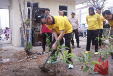 Kapolresta Pangkalpinang Indra Pimpin Green Policing, Tanam dan Rawat Pohon demi Lingkungan Hijau