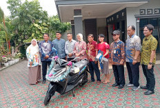 ​Wawako Cece Dessy Serahkan Hadiah Motor Gebyar Pajak 2026 kepada Warga Air Salemba