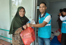 Maknai Hari Pelanggan Nasional, PLN UPK Tambora Bersama YBM Salurkan Paket Sembako untuk Warga Renda