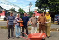 Peduli Kebersihan, Anggota DPRD Bangka dari PKS Ini Bantu Peralatan Sampah