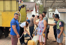 Permintaan Air Bersih di Keposang, Suwandi Salurkan 5000 Liter Air Bersih 